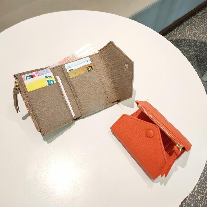 三つ折り 財布 型押し革の洗練三つ折り財布
