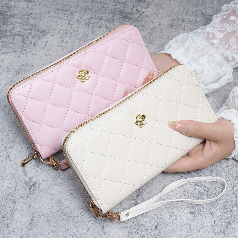 三つ折り  キルティング模様エレガント長財布