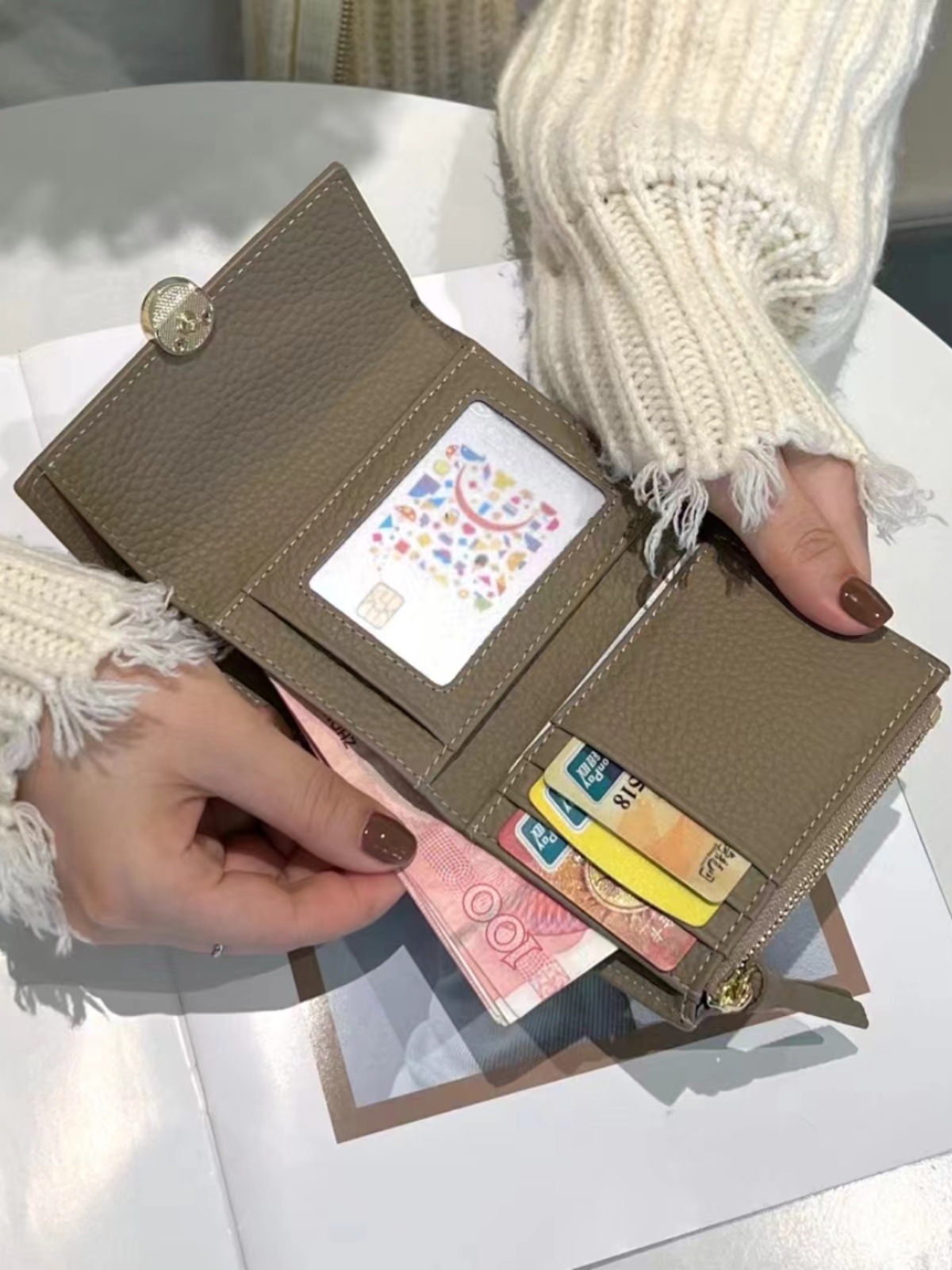 三つ折り財布 コンパクト 上品な花ボタン
