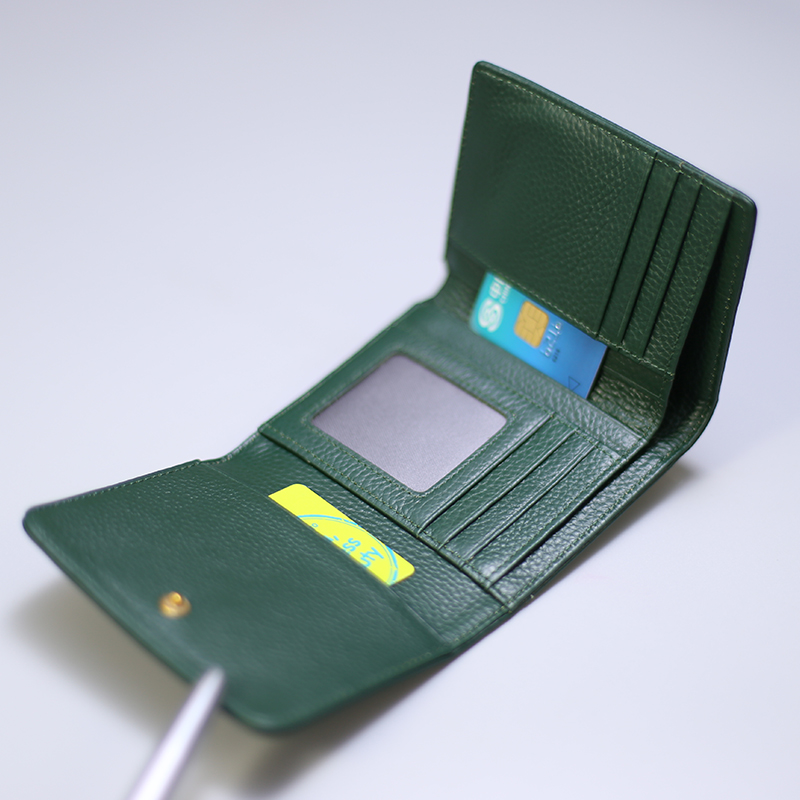 三つ折り 財布 樹木モチーフ金具付き本革三つ折り財布