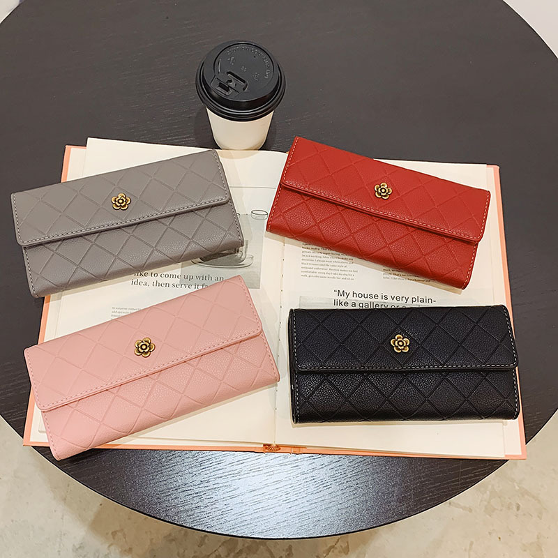 三つ折り キルティング模様花金具付き上品長財布