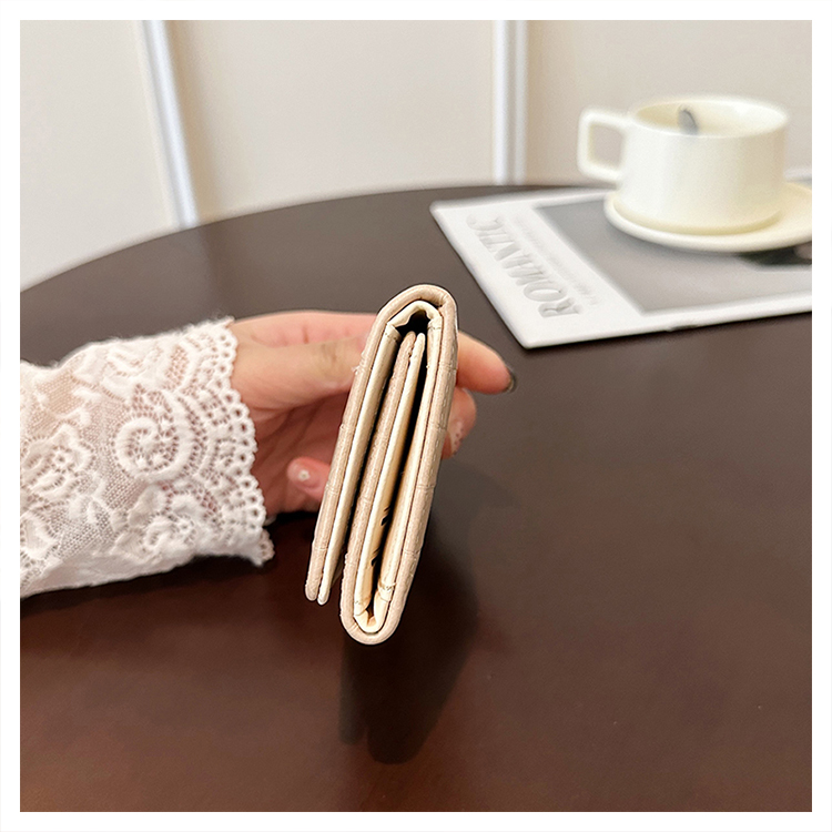三つ折り財布 コンパクト 型押し牛革