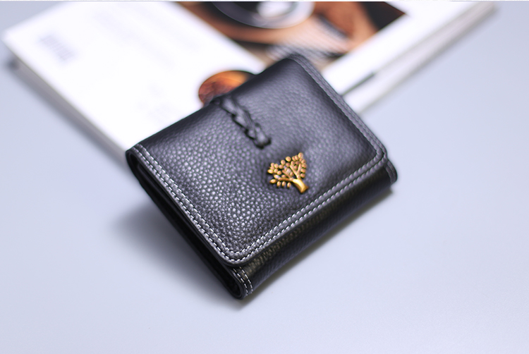 三つ折り 財布 樹木モチーフ金具付き本革三つ折り財布