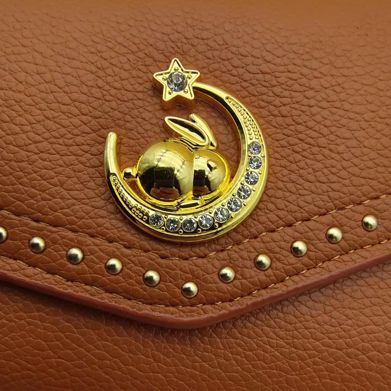 三つ折 月と星の飾り金具付き鋲装飾長財布