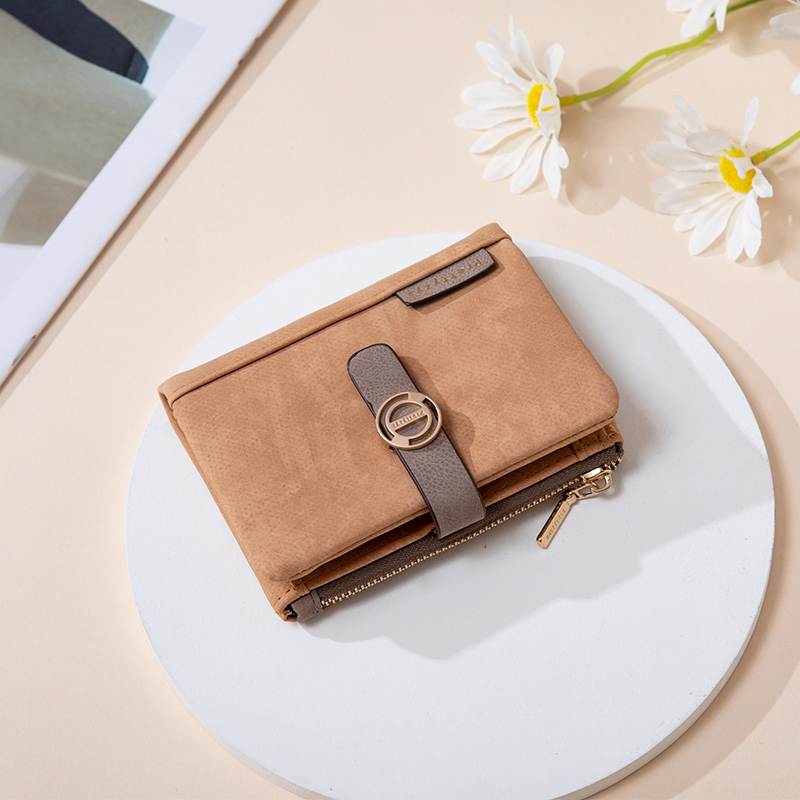 三つ折り 財布 円形金具ベルト付きマット加工三つ折り財布