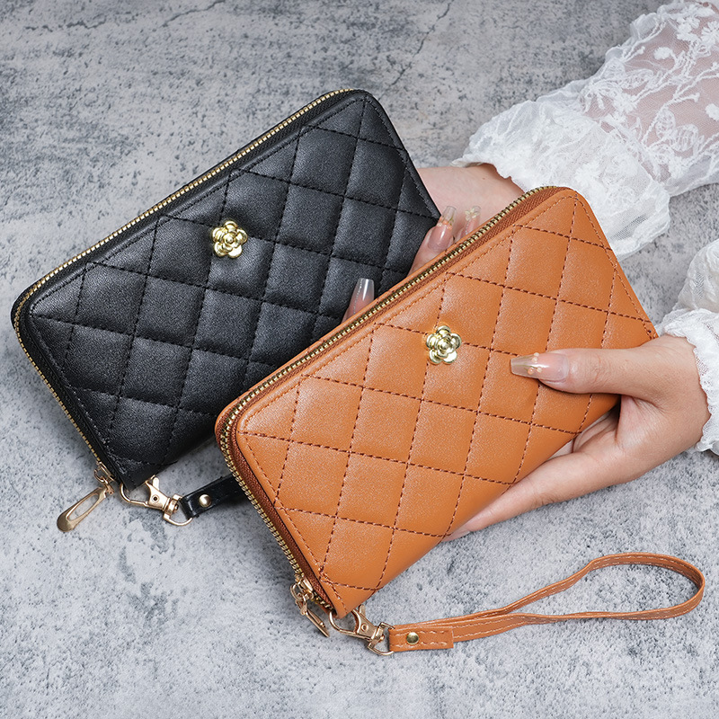 三つ折り  キルティング模様エレガント長財布