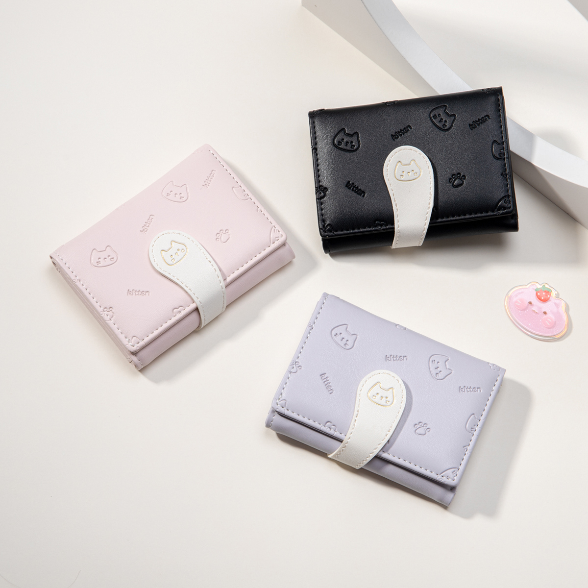 三つ折り 財布 猫の刻印模様が可愛い留め具付き三つ折り財布