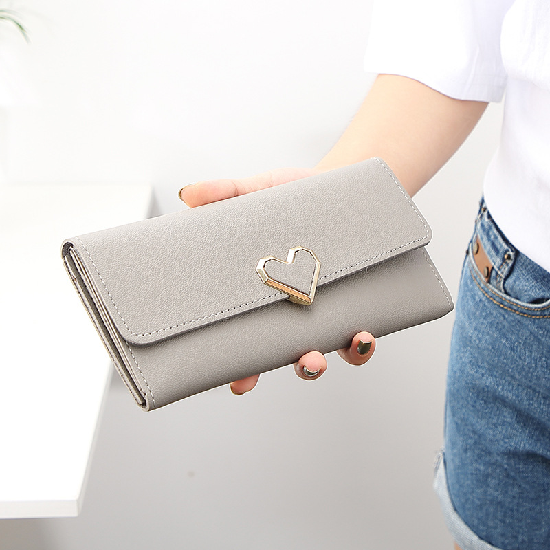 三つ折り  ハート金具付き上品な合成皮革長財布