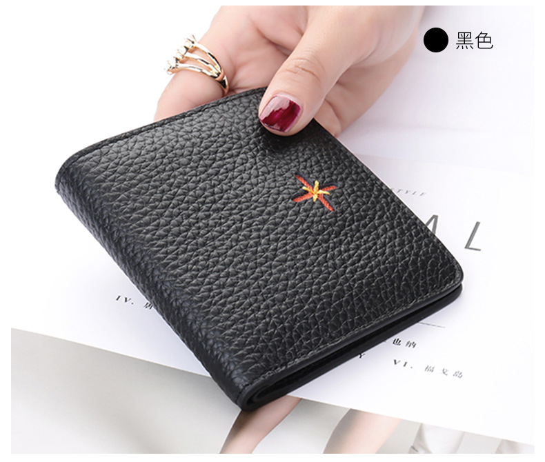 三つ折り 財布 花刺繍ワンポイント型押しレザー三つ折りミニ財布