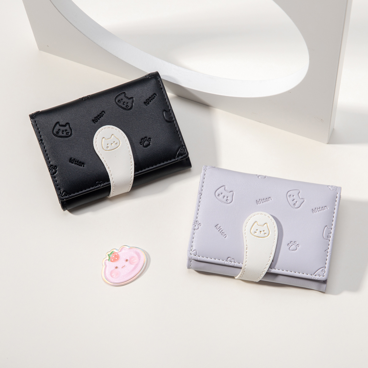 三つ折り 財布 猫の刻印模様が可愛い留め具付き三つ折り財布