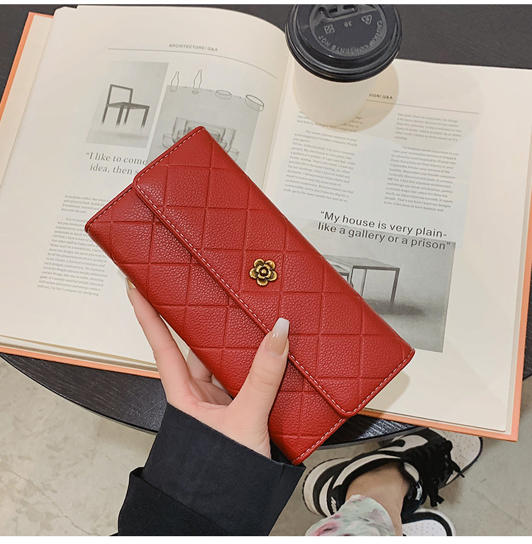 三つ折り キルティング模様花金具付き上品長財布