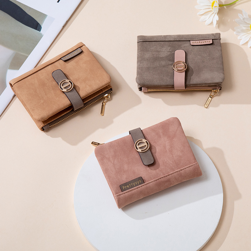 三つ折り 財布 円形金具ベルト付きマット加工三つ折り財布