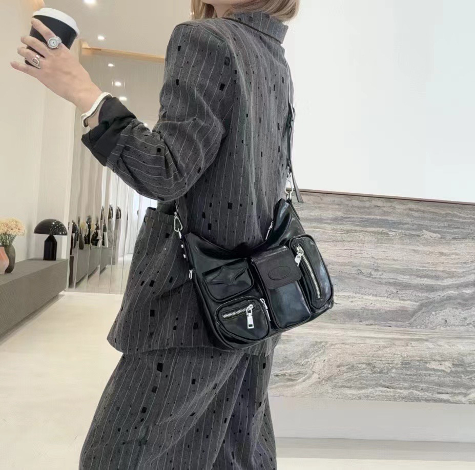 モード系 多機能ポケット付きレザー調ショルダーバッグ