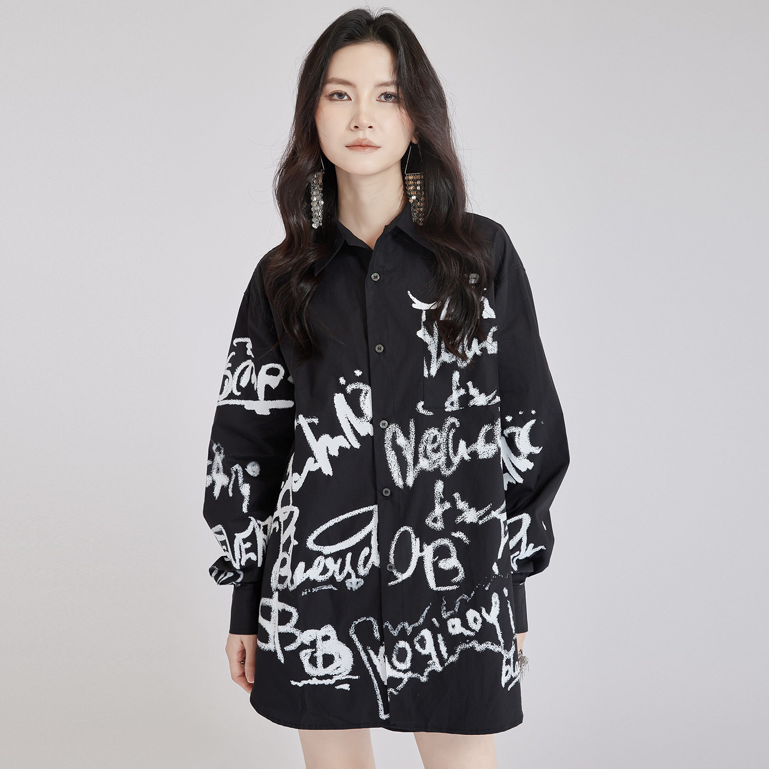 モード系 【ユニセックス対応】アートプリント オーバーサイズシャツ（ホワイト／ブラック）