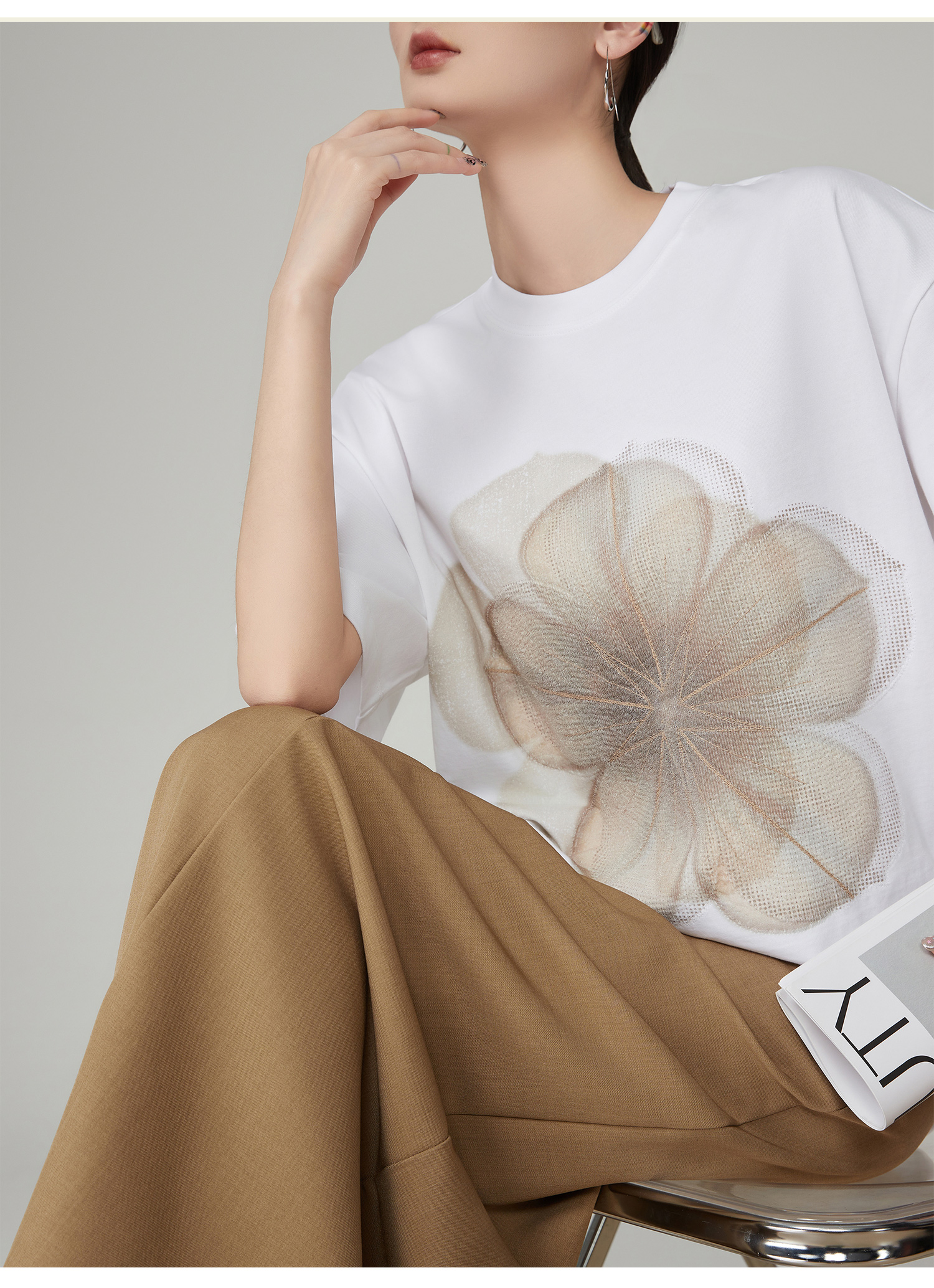 モード系 存在感あるフラワープリントが主役になる、ゆったりシルエットのモードTシャツ