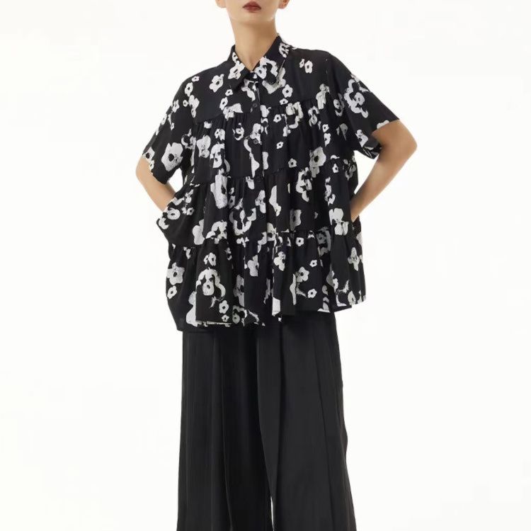 モード系 【体型カバーも叶う】ティアードフリル花柄シャツ｜ゆったりシルエット×モードデザイン（ブラック）