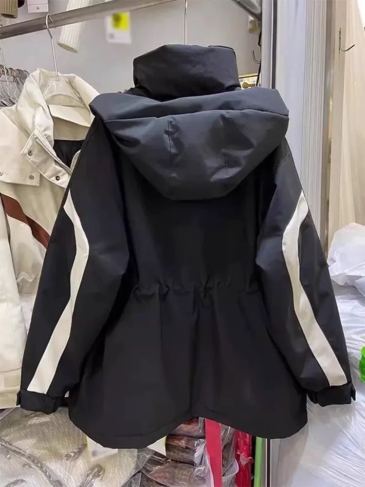モード系ファッションモード系デザインが光る厚手アウター｜配色ライン×ウエスト絞り×防寒キルティングジャケット
