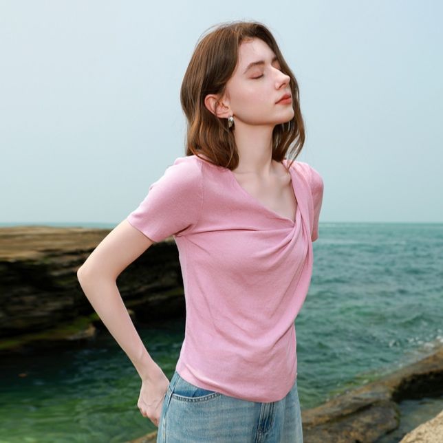 モード系 大人の色気と涼感をまとう｜ドレープネックTシャツ（ピンク／骨格ストレート向け）