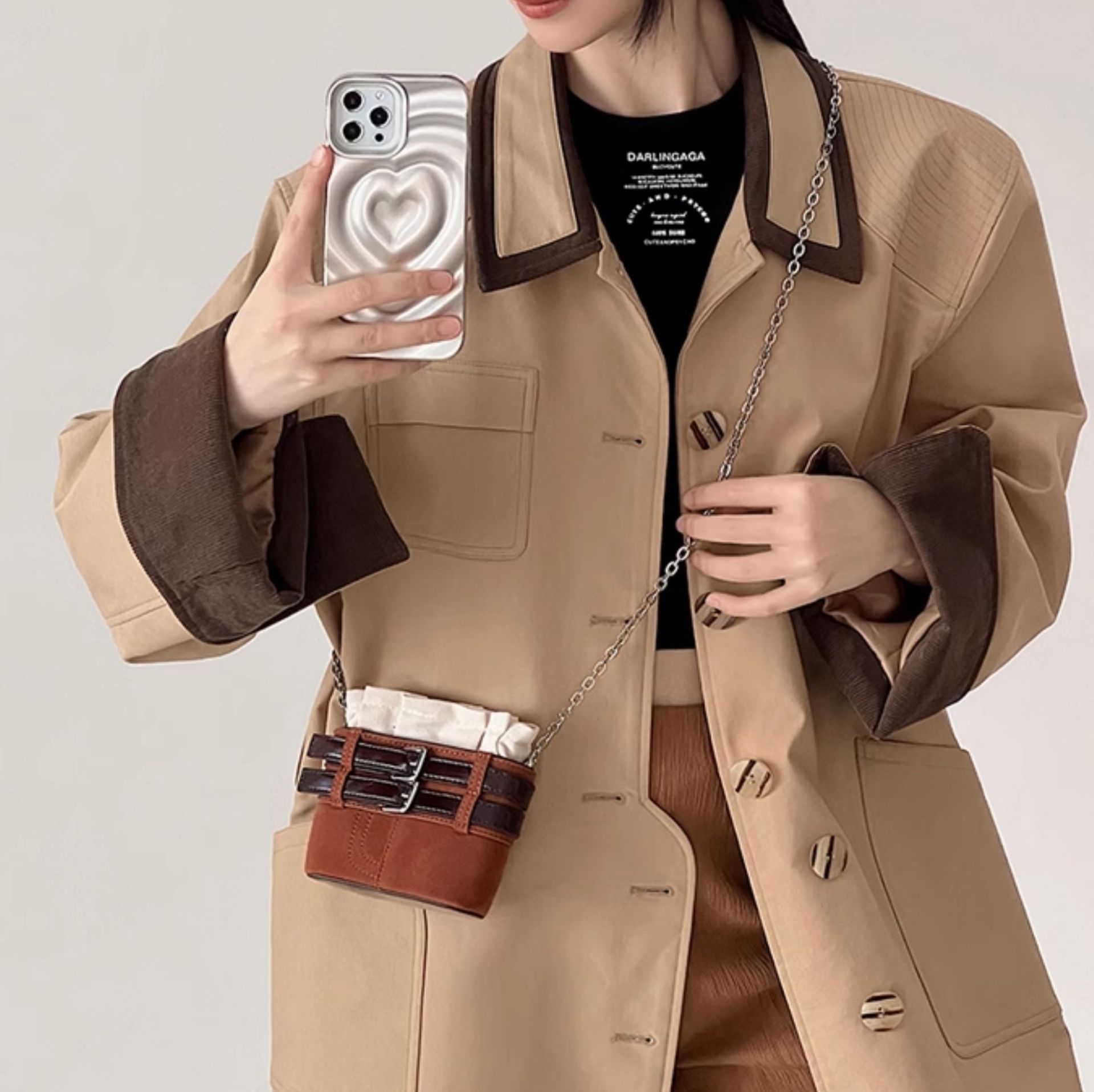 モード系 ベルトデザインが映える個性派ミニショルダーバッグ｜iPhone Max対応・3色展開【ブルー／コーヒー／ブラウン】