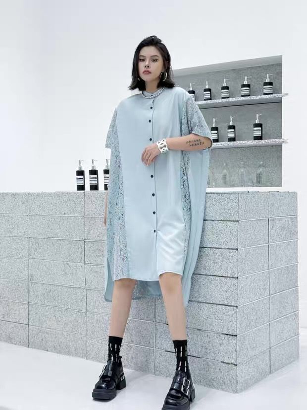 《体型カバーも叶う》透け感レース×綿麻ミックスの前後差シャツワンピース（ブラック／ホワイト）