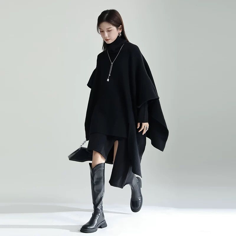 【体型カバー×モード美人見え】アシンメトリーニットワンピース〈ブラック〉フリル袖×ロング丈×ハイネック／秋冬主役アイテム