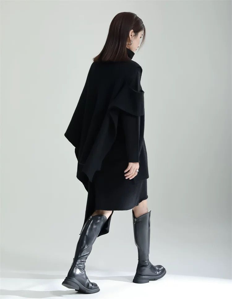 【体型カバー×モード美人見え】アシンメトリーニットワンピース〈ブラック〉フリル袖×ロング丈×ハイネック／秋冬主役アイテム