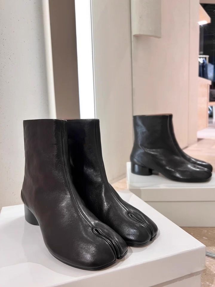 【35〜40サイズ対応】牛革 羊革風ソフト質感 ｜5cm太ヒール分趾ショートブーツ（ブラック）