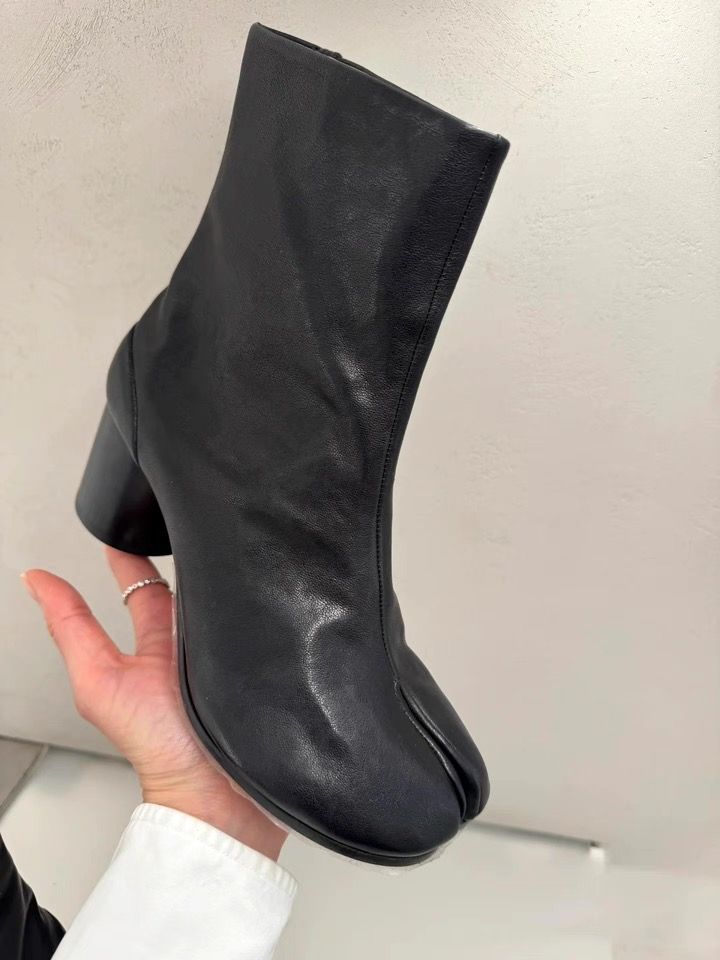 【35〜40サイズ対応】牛革 羊革風ソフト質感 ｜5cm太ヒール分趾ショートブーツ（ブラック）