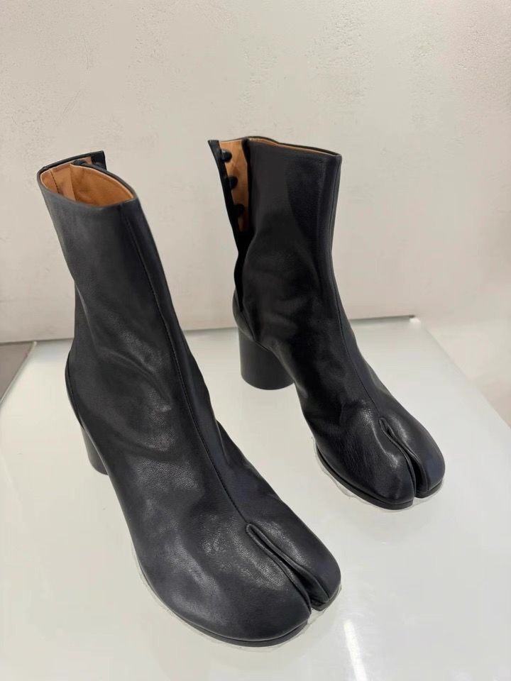 【35〜40サイズ対応】牛革 羊革風ソフト質感 ｜5cm太ヒール分趾ショートブーツ（ブラック）