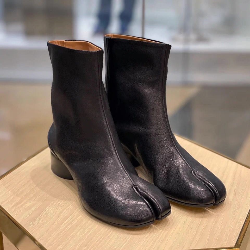 モード系ファッション【35〜40サイズ対応】低めヒール3cm シープスキン調レザー マルジェラ風足袋ショートブーツ｜歩きやすく上品な黒ブーツ