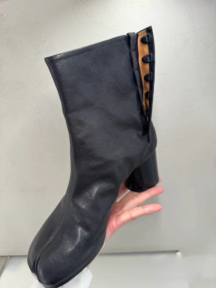 モード系ファッション【35〜40サイズ対応】低めヒール3cm シープスキン調レザー マルジェラ風足袋ショートブーツ｜歩きやすく上品な黒ブーツ