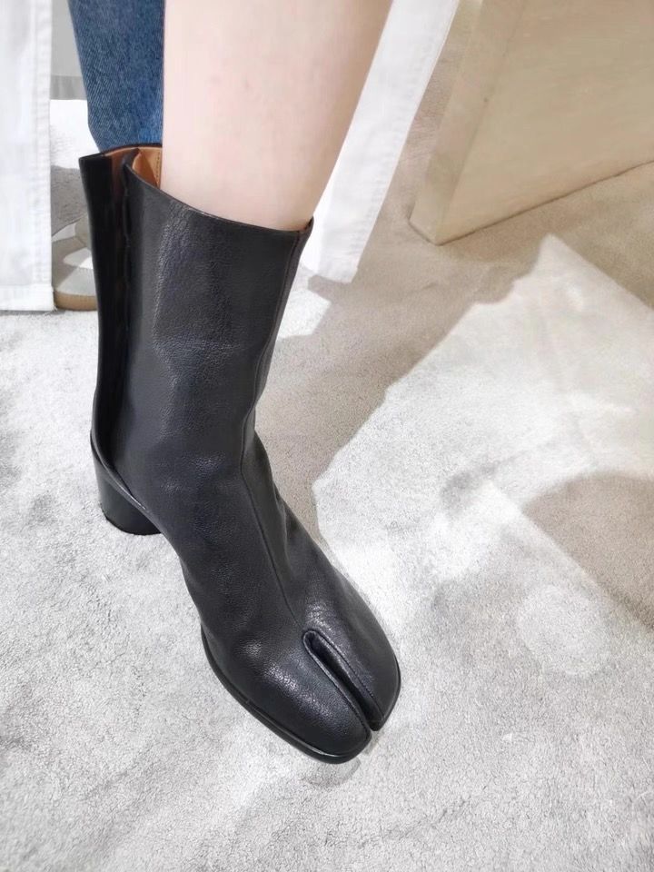 モード系ファッション【35〜40サイズ対応】低めヒール3cm シープスキン調レザー マルジェラ風足袋ショートブーツ｜歩きやすく上品な黒ブーツ