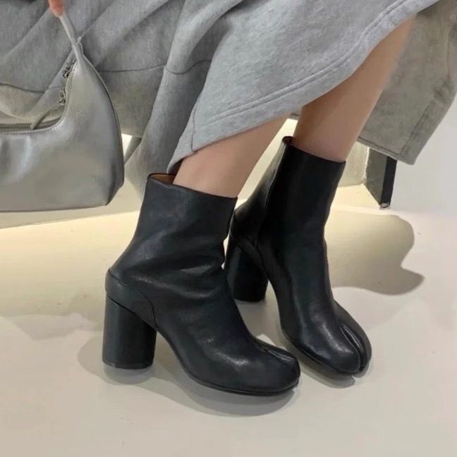 【35〜40サイズ対応】牛革 羊革風ソフト質感 ｜5cm太ヒール分趾ショートブーツ（ブラック）