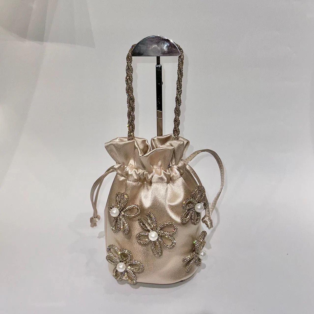【3色展開】パール×ビジューのサテン巾着ミニバッグ|モード系ファッション プチプラ