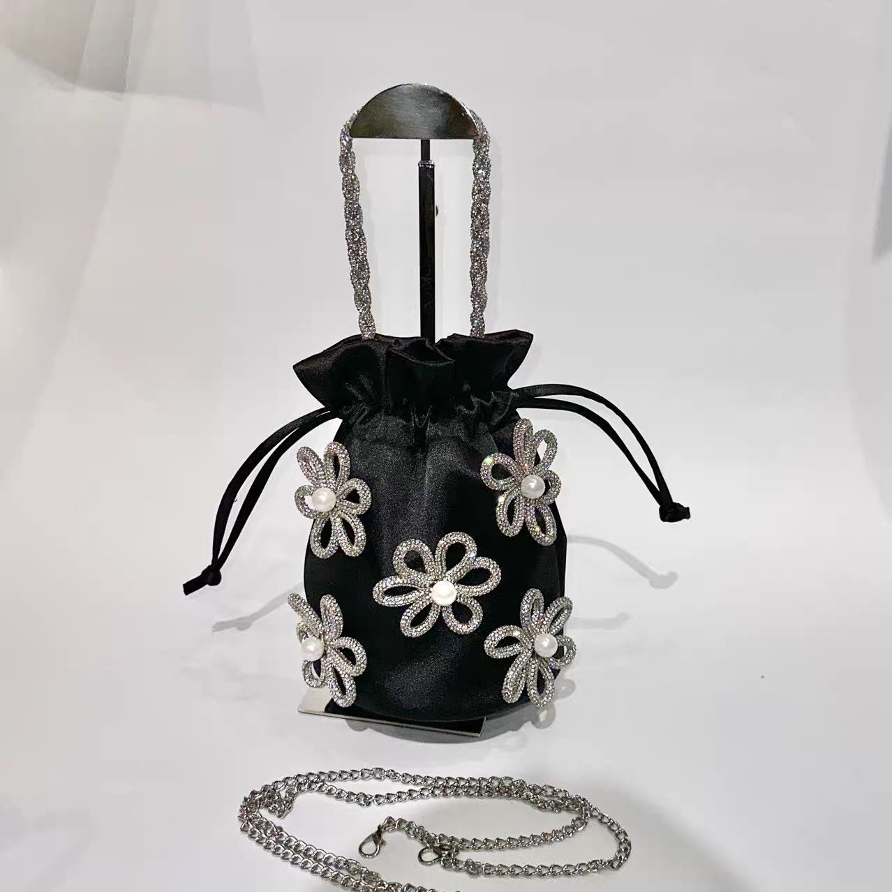【3色展開】パール×ビジューのサテン巾着ミニバッグ|モード系ファッション プチプラ
