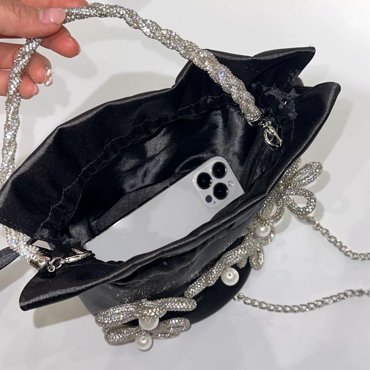 【3色展開】パール×ビジューのサテン巾着ミニバッグ|モード系ファッション プチプラ