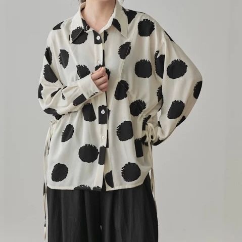 モード系ファッション 【ゆったり体型カバー】大きめドット柄ウエストリボン付きブラウス