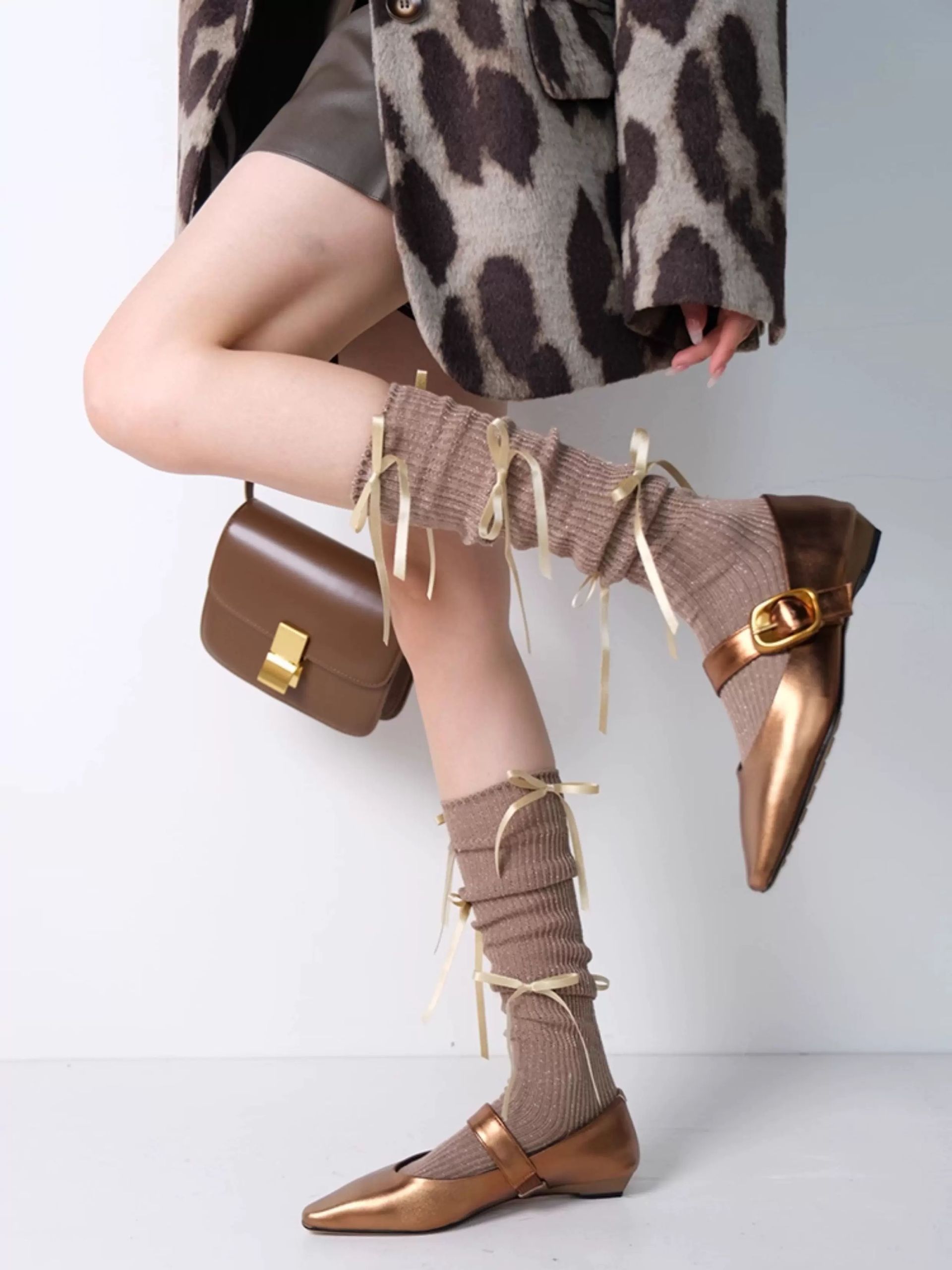 モード系ファッション【美脚効果◎】きらめくラメ×リボンデザイン ニーハイソックス｜クラシカルモードな膝下レングス