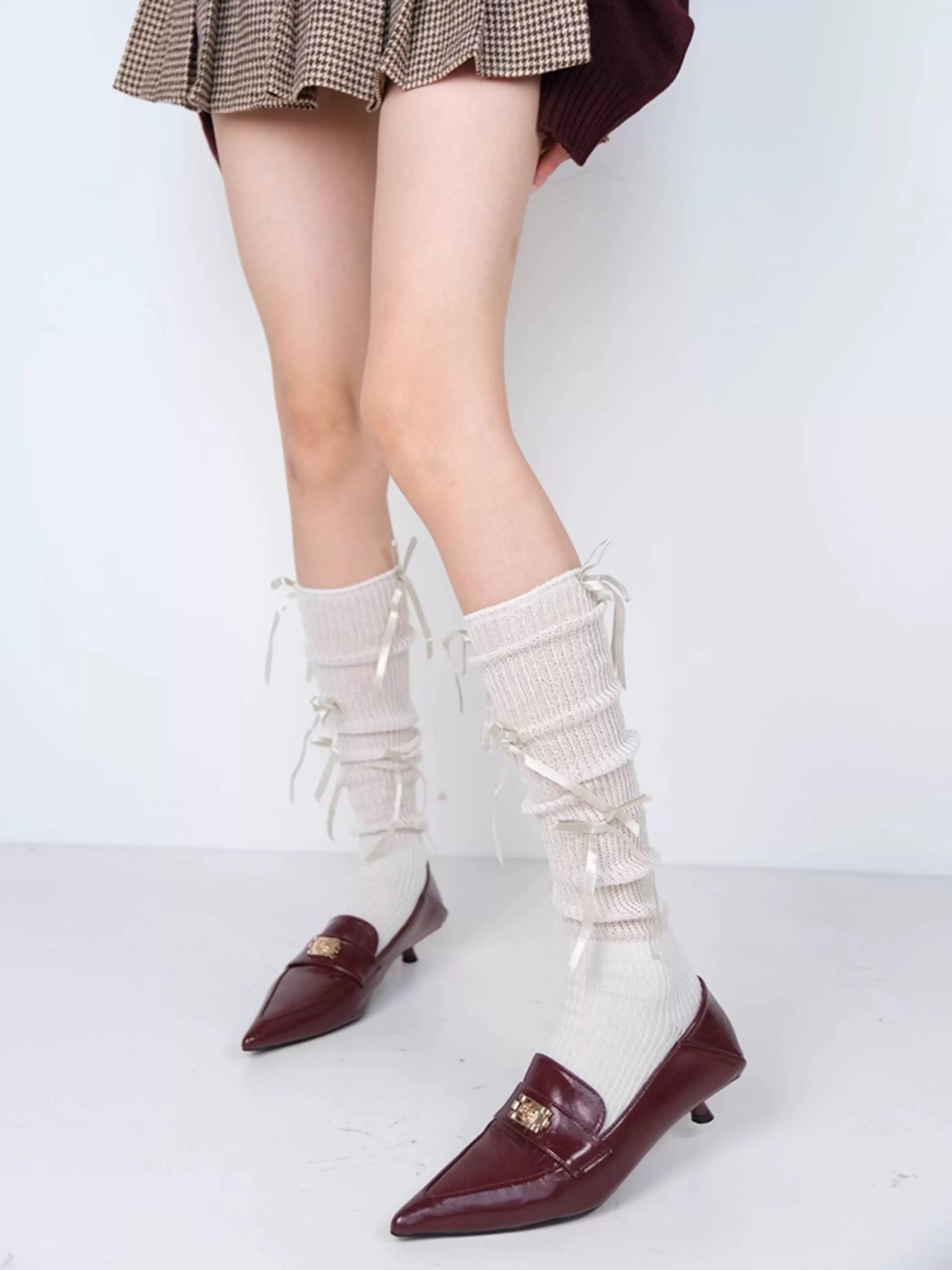 モード系ファッション【美脚効果◎】きらめくラメ×リボンデザイン ニーハイソックス｜クラシカルモードな膝下レングス