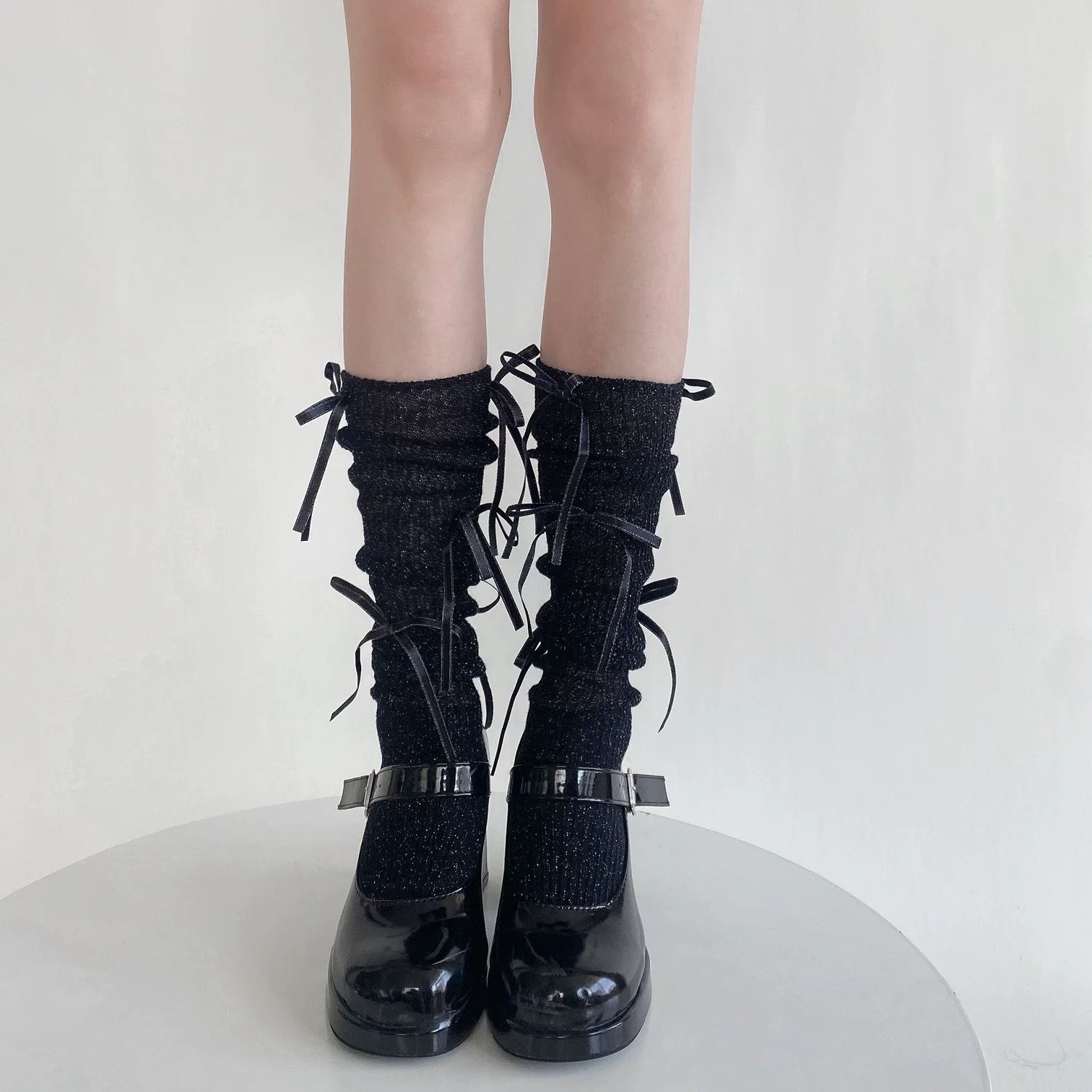 モード系ファッション【美脚効果◎】きらめくラメ×リボンデザイン ニーハイソックス｜クラシカルモードな膝下レングス