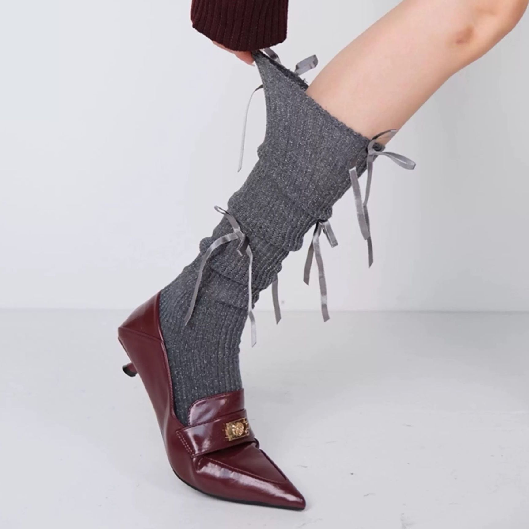 モード系ファッション【美脚効果◎】きらめくラメ×リボンデザイン ニーハイソックス|クラシカルモードな膝下レングス