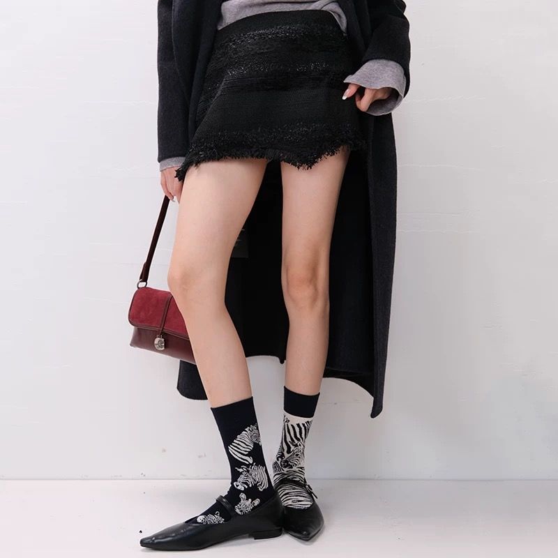 モード系ファッション【ゼブラ柄モードソックス】白黒バイカラーが映えるストリートライクな中筒丈ソックス