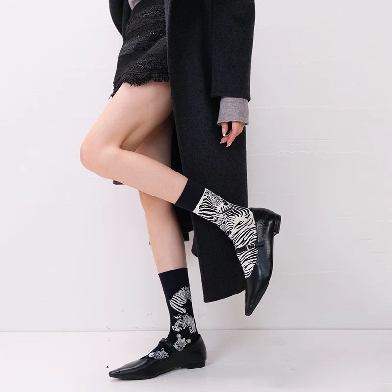 モード系ファッション【ゼブラ柄モードソックス】白黒バイカラーが映えるストリートライクな中筒丈ソックス
