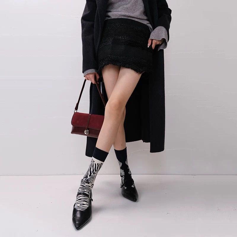モード系ファッション【ゼブラ柄モードソックス】白黒バイカラーが映えるストリートライクな中筒丈ソックス