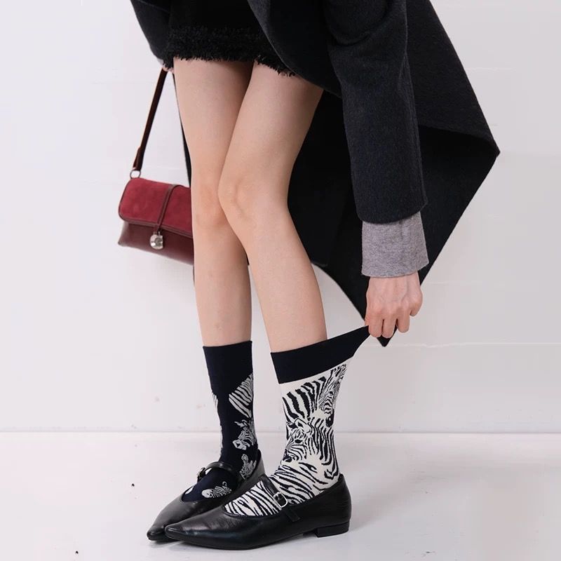 モード系ファッション【ゼブラ柄モードソックス】白黒バイカラーが映えるストリートライクな中筒丈ソックス
