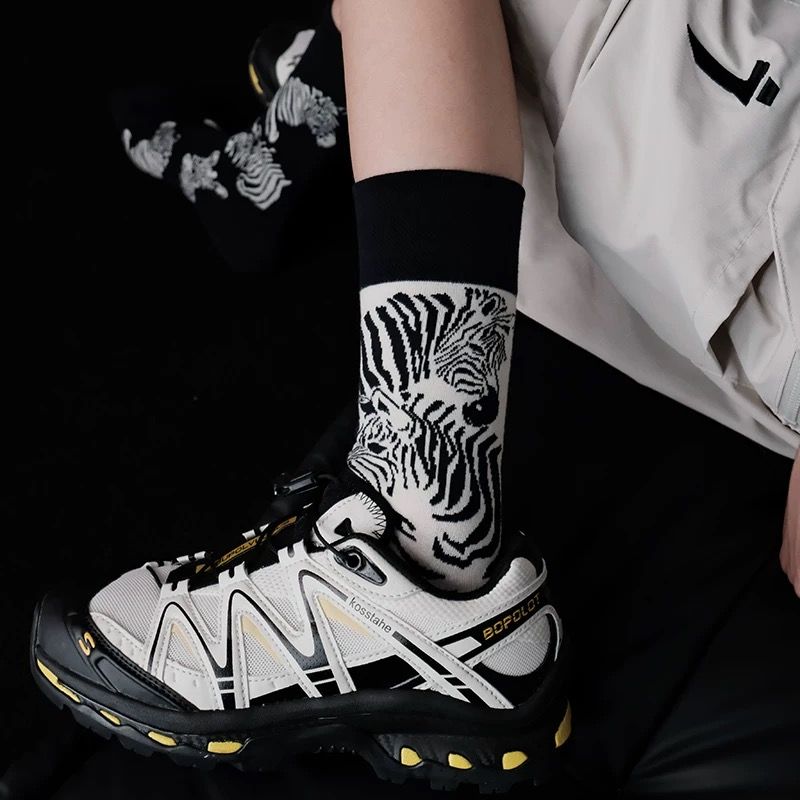 モード系ファッション【ゼブラ柄モードソックス】白黒バイカラーが映えるストリートライクな中筒丈ソックス