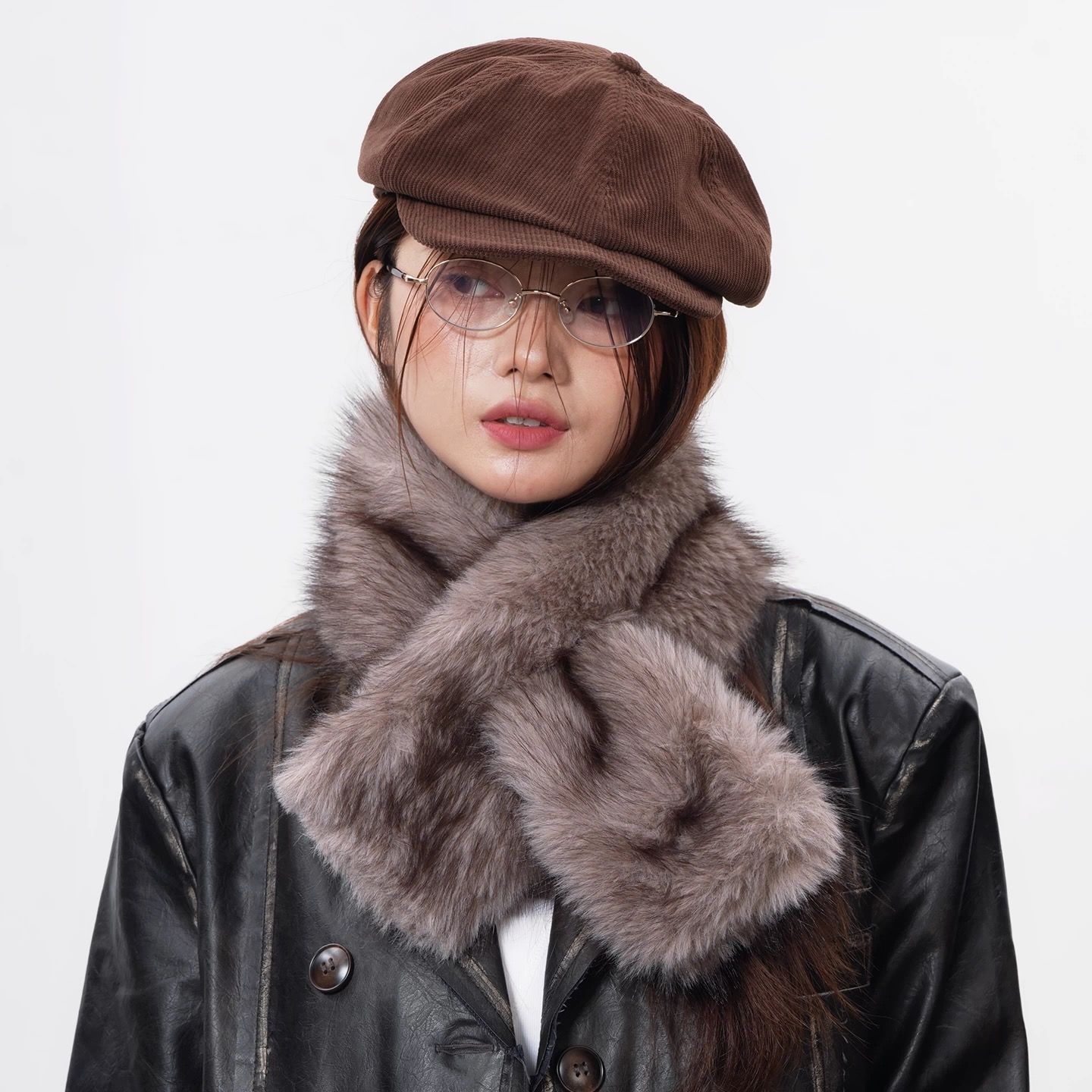 モード系ファッション【フェイクファー×クロスデザイン】ふんわり柔らか 保温マフラー｜秋冬モードスタイルに映える上質エコファー