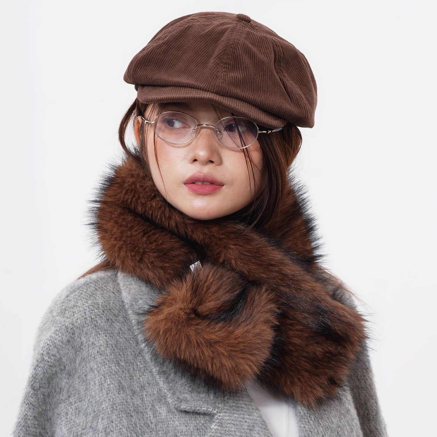 モード系ファッション【フェイクファー×クロスデザイン】ふんわり柔らか 保温マフラー｜秋冬モードスタイルに映える上質エコファー