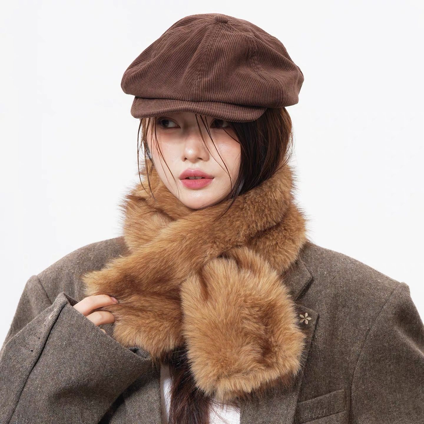 モード系ファッション【フェイクファー×クロスデザイン】ふんわり柔らか 保温マフラー｜秋冬モードスタイルに映える上質エコファー