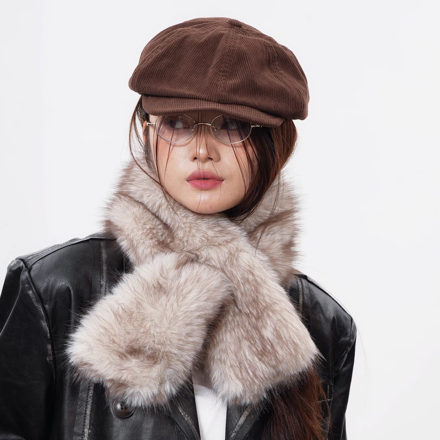 モード系ファッション【フェイクファー×クロスデザイン】ふんわり柔らか 保温マフラー｜秋冬モードスタイルに映える上質エコファー